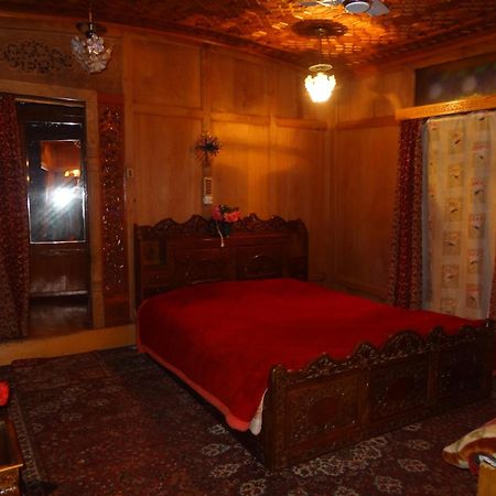 Houseboat Moon Of Kashmir Hotell Srīnagar Rum bild