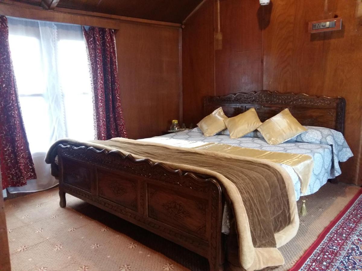 Houseboat Moon Of Kashmir Hotell Srīnagar Exteriör bild