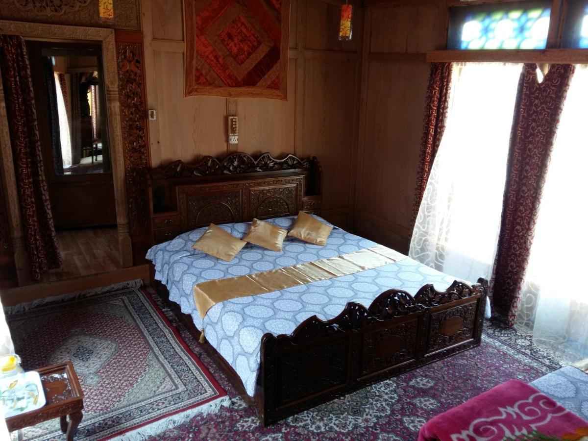 Houseboat Moon Of Kashmir Hotell Srīnagar Exteriör bild