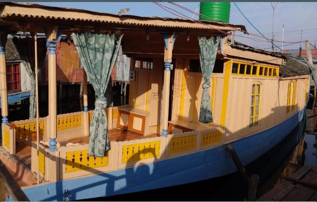 Houseboat Moon Of Kashmir Hotell Srīnagar Exteriör bild