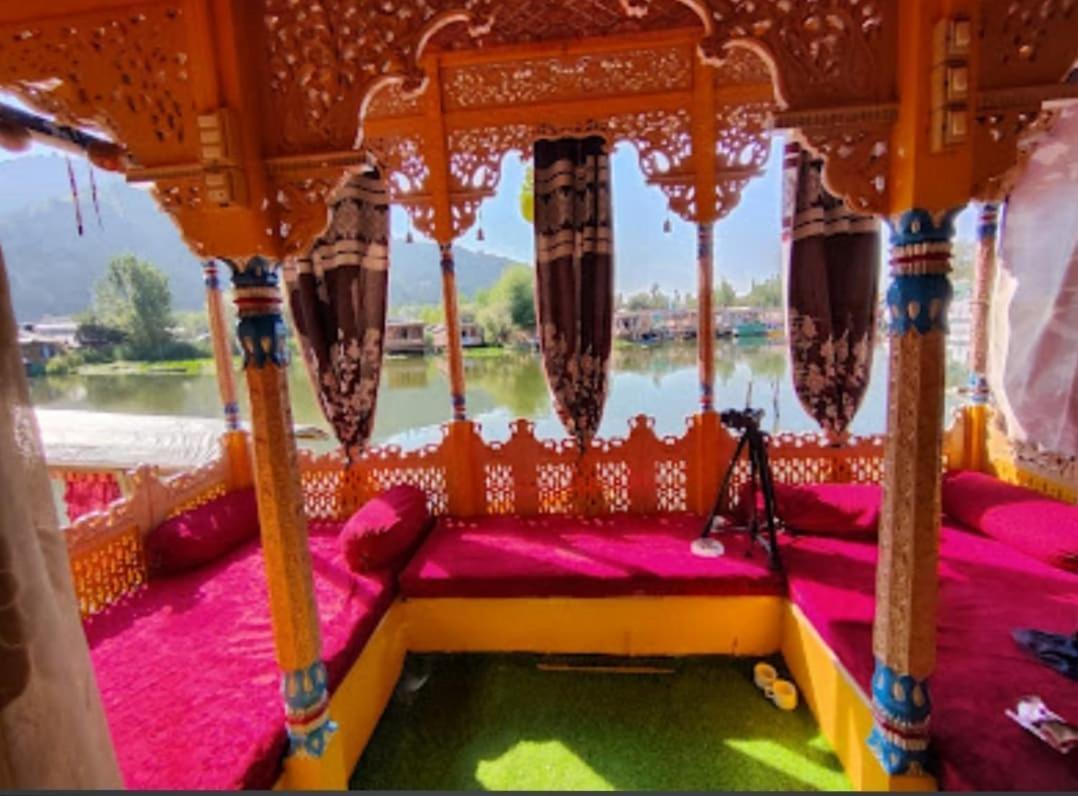 Houseboat Moon Of Kashmir Hotell Srīnagar Exteriör bild