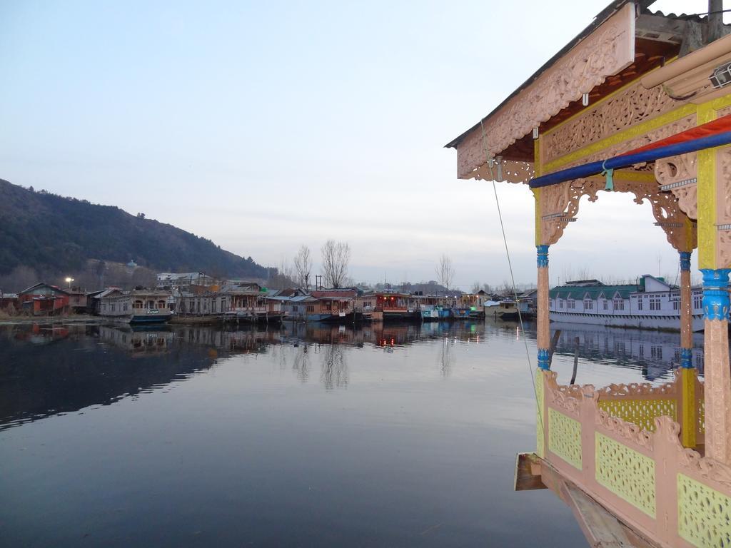 Houseboat Moon Of Kashmir Hotell Srīnagar Exteriör bild