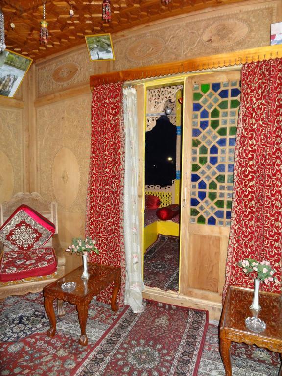 Houseboat Moon Of Kashmir Hotell Srīnagar Exteriör bild