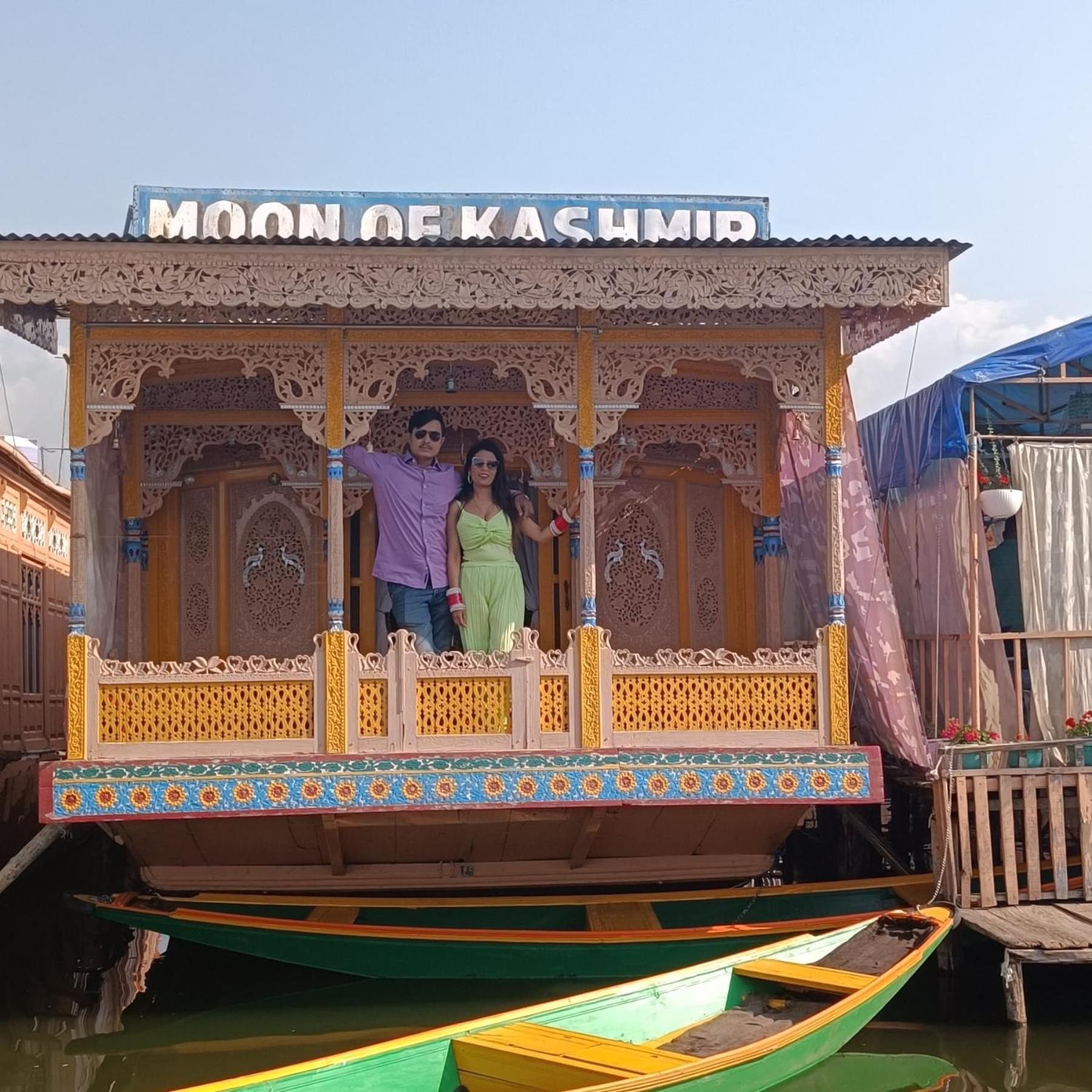 Houseboat Moon Of Kashmir Hotell Srīnagar Exteriör bild