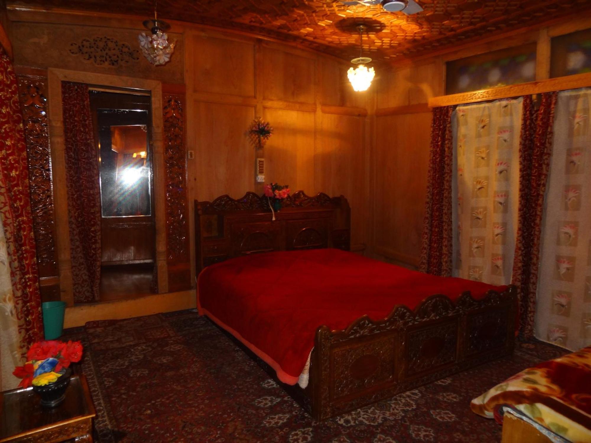 Houseboat Moon Of Kashmir Hotell Srīnagar Rum bild