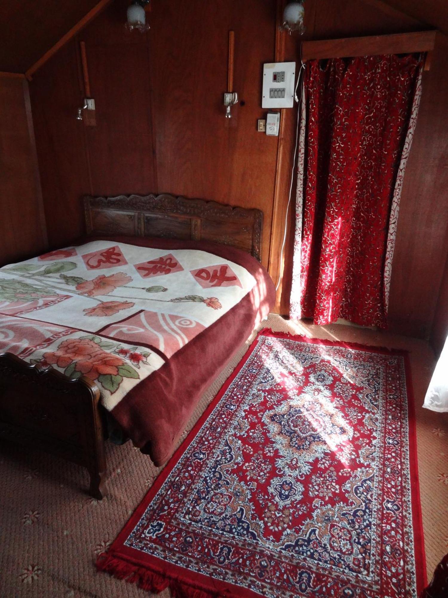 Houseboat Moon Of Kashmir Hotell Srīnagar Rum bild