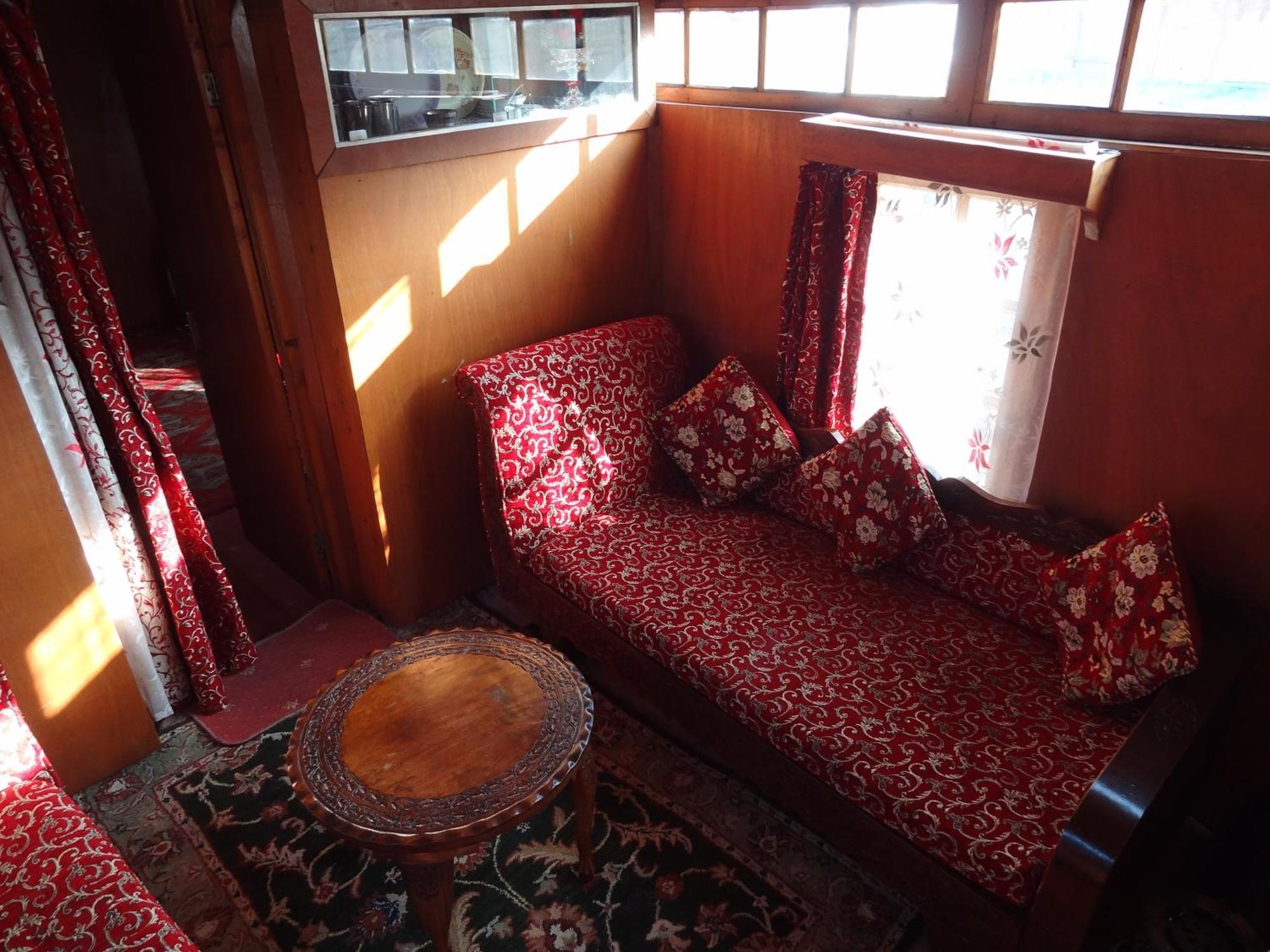 Houseboat Moon Of Kashmir Hotell Srīnagar Rum bild