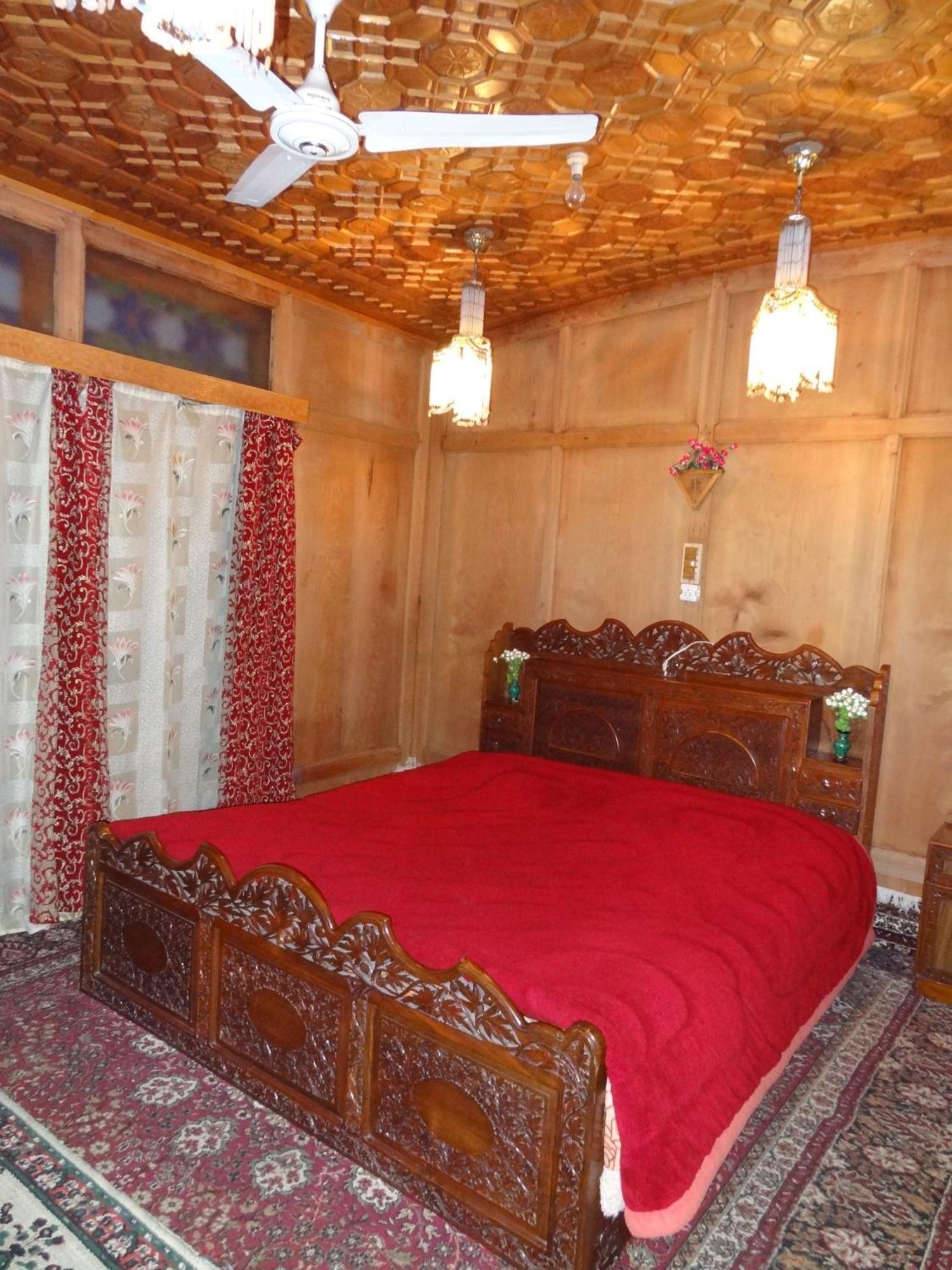 Houseboat Moon Of Kashmir Hotell Srīnagar Rum bild
