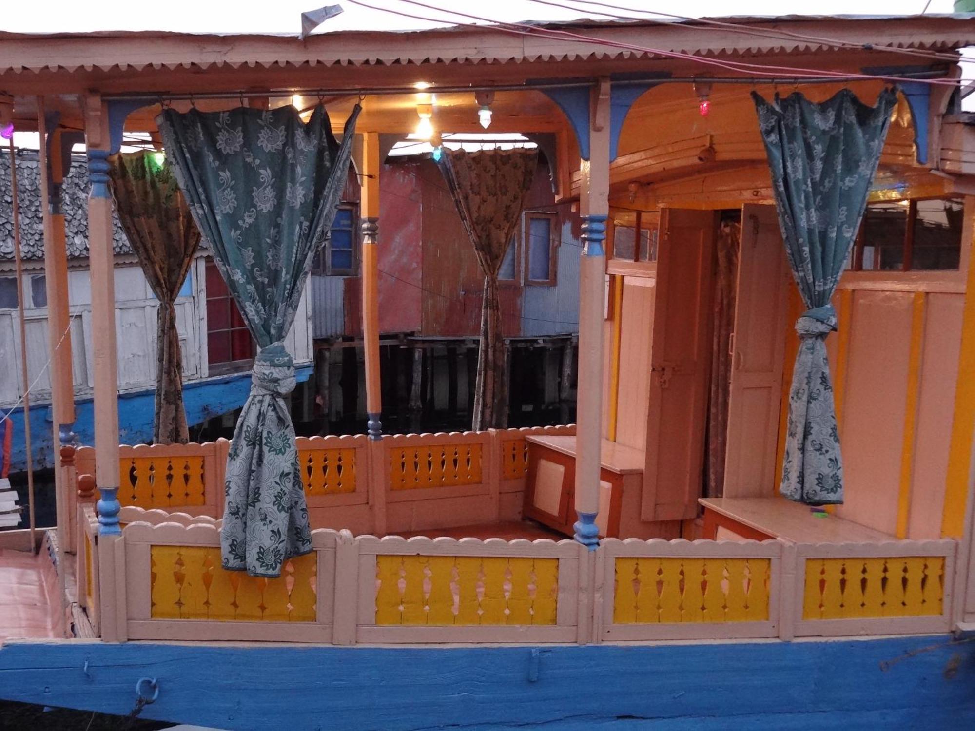 Houseboat Moon Of Kashmir Hotell Srīnagar Rum bild
