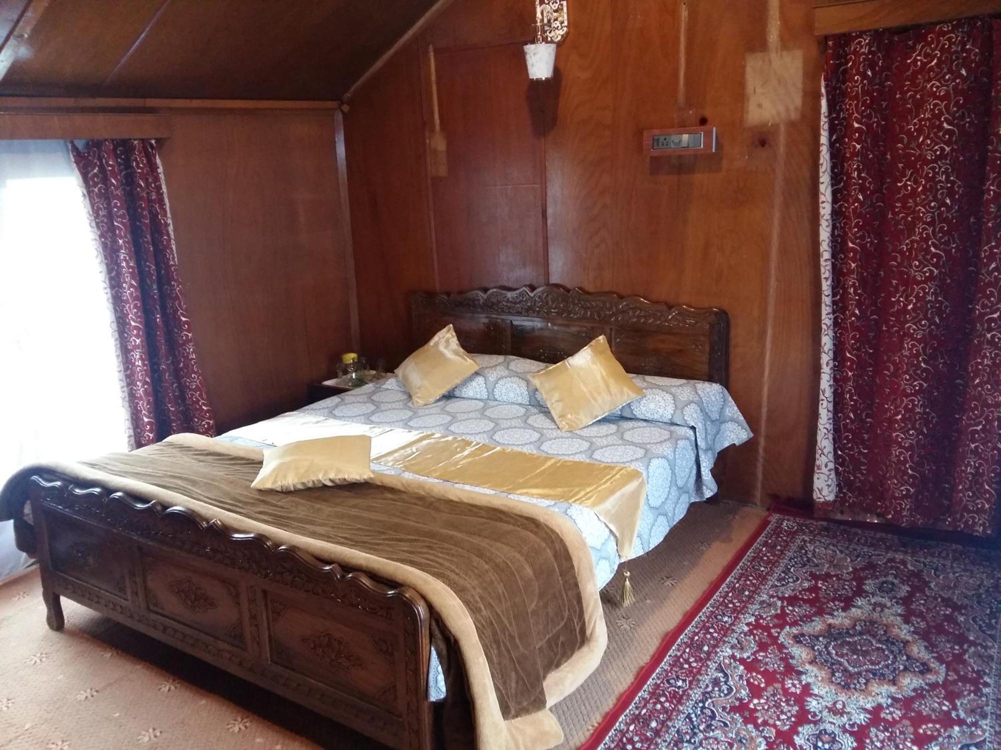Houseboat Moon Of Kashmir Hotell Srīnagar Rum bild