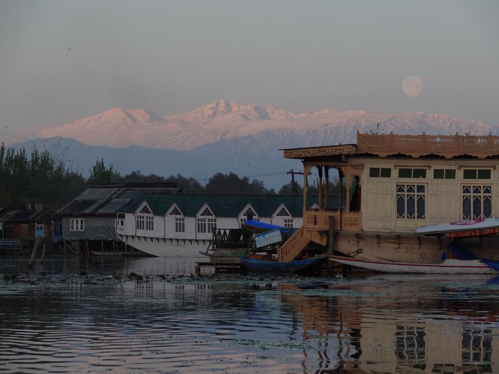 Houseboat Moon Of Kashmir Hotell Srīnagar Exteriör bild