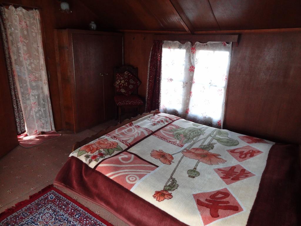 Houseboat Moon Of Kashmir Hotell Srīnagar Rum bild