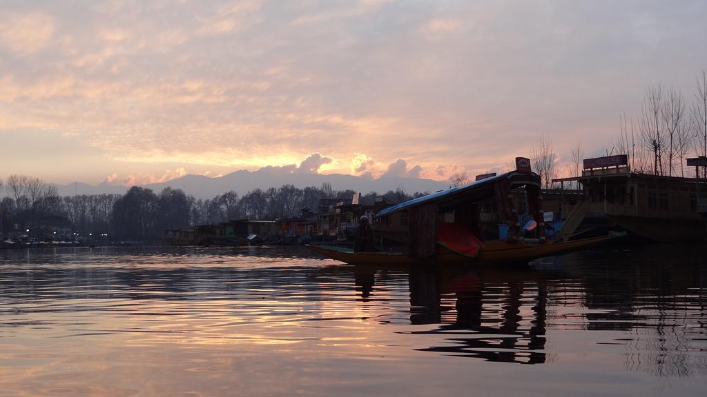 Houseboat Moon Of Kashmir Hotell Srīnagar Exteriör bild