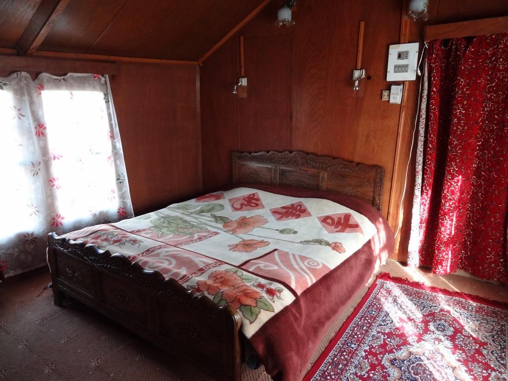 Houseboat Moon Of Kashmir Hotell Srīnagar Rum bild
