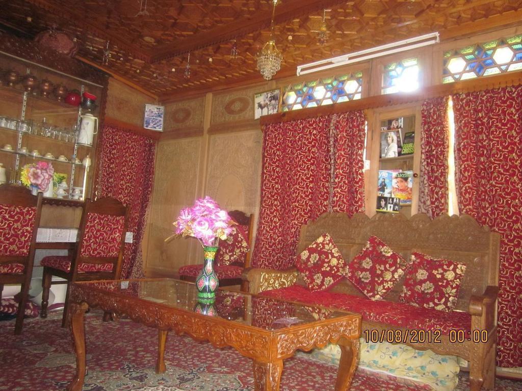 Houseboat Moon Of Kashmir Hotell Srīnagar Exteriör bild