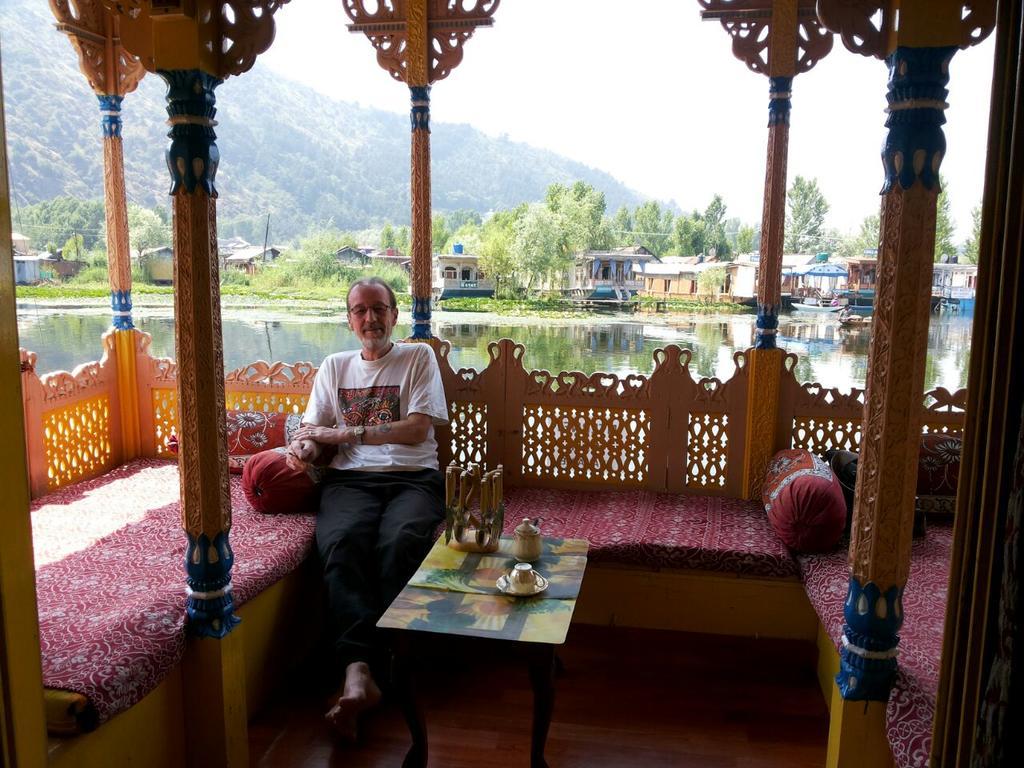 Houseboat Moon Of Kashmir Hotell Srīnagar Exteriör bild