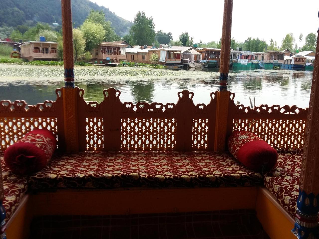 Houseboat Moon Of Kashmir Hotell Srīnagar Exteriör bild