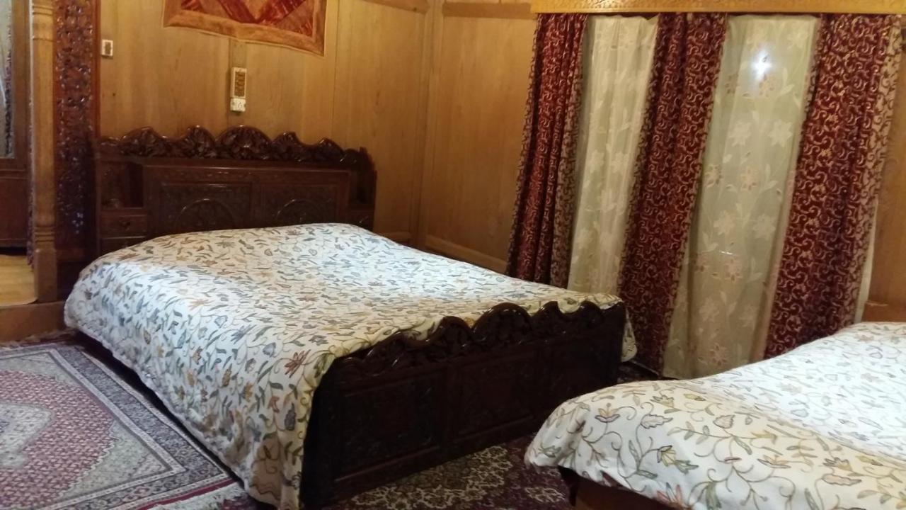 Houseboat Moon Of Kashmir Hotell Srīnagar Exteriör bild